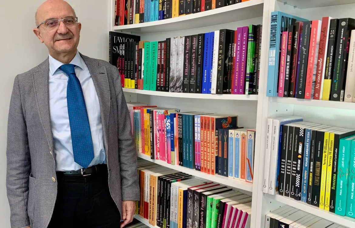 El catedrático de la Universidad de Navarra, Miguel Ángel Martínez-González, autor de “12 soluciones para superar los retos a las pantallas”. EFE