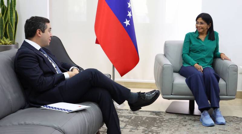 DELCY Rodriguez con Cruz Roja