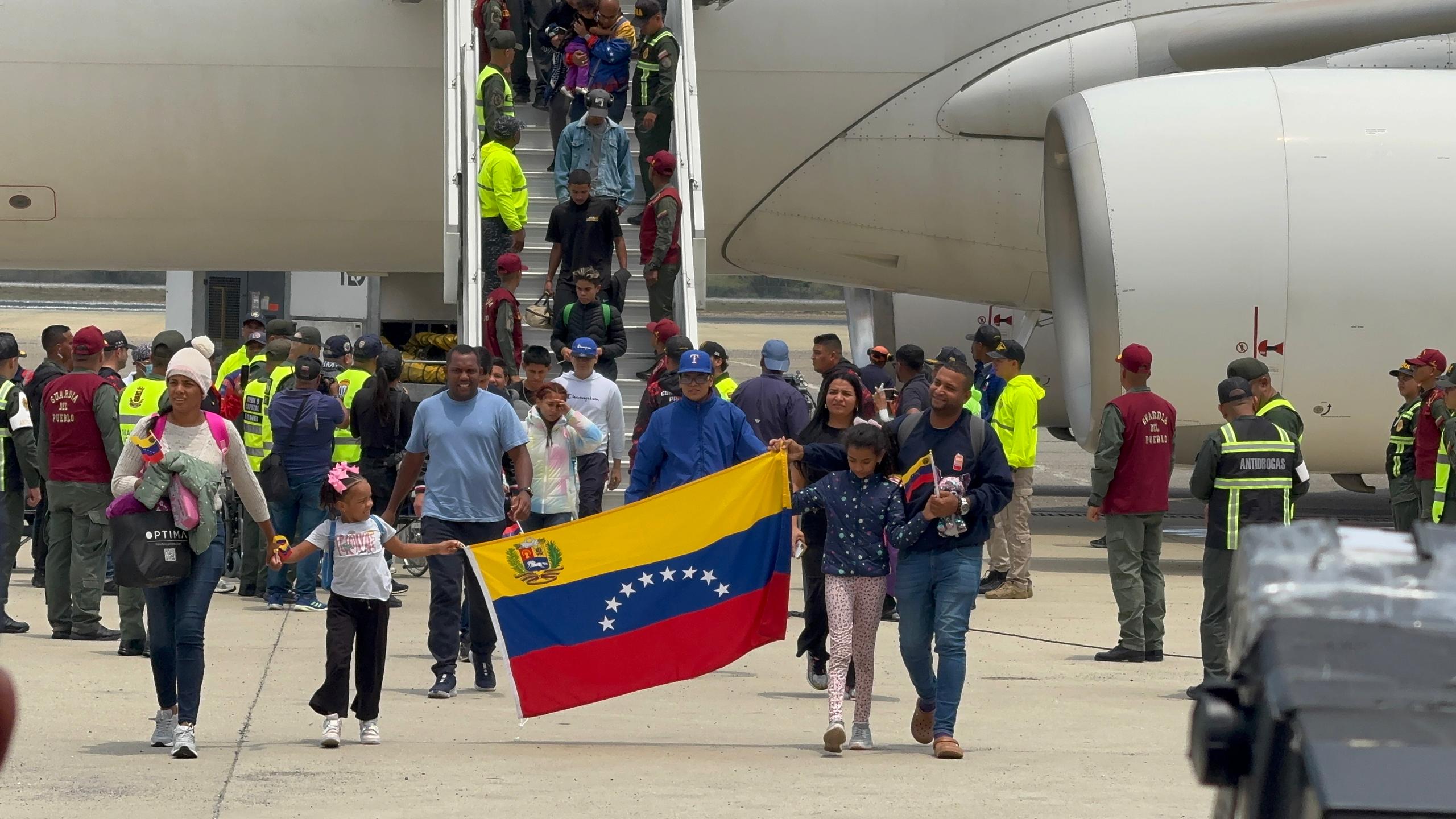 Venezuela recibe a 311 repatriados de México
