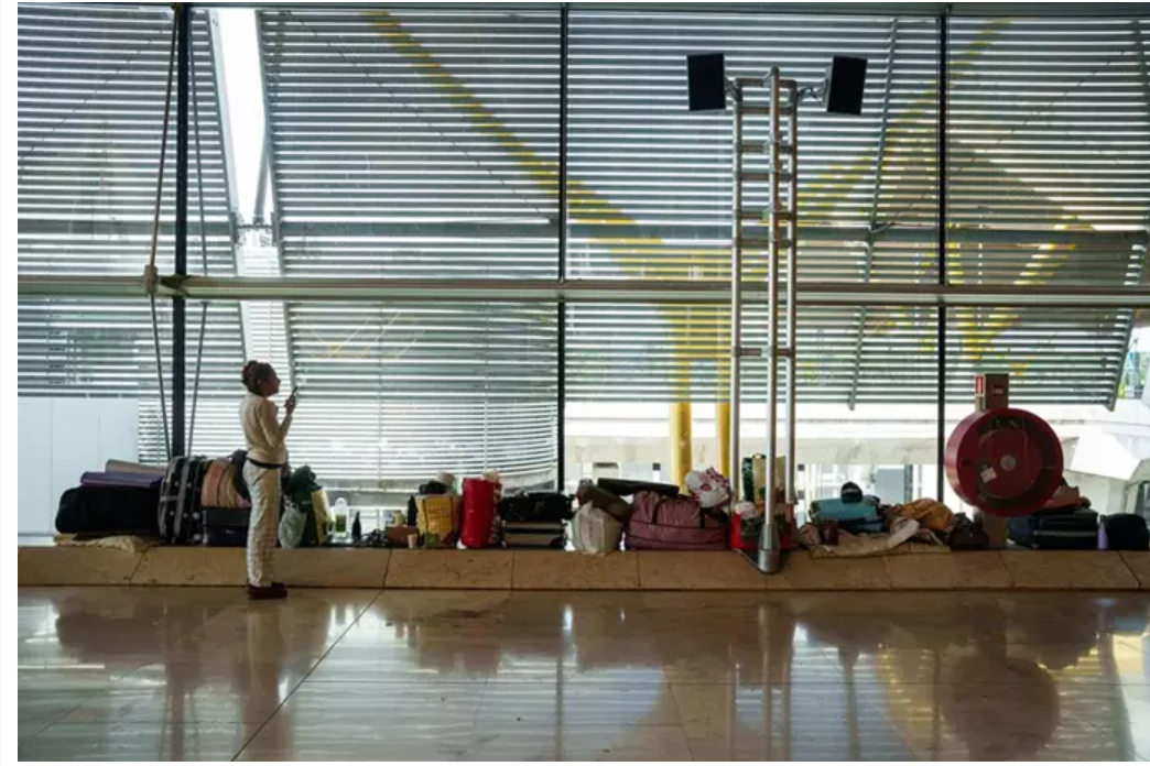 Crisis en el aeropuerto de Barajas de Madrid: Cerca de 500 personas sintecho siguen deambulando entre las cuatro terminales