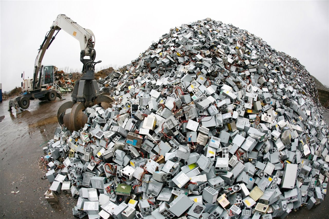 El desarrollo de la Inteligencia Artificial contamina el medio ambiente ¿Qué haces con tú basura electrónica?