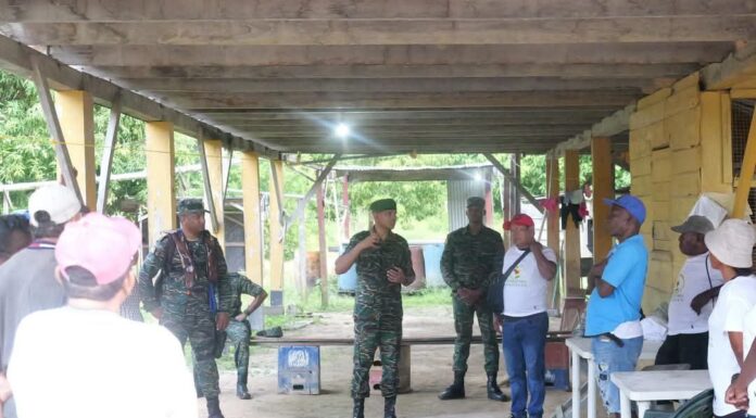 Jefe de personal de defensa, el brigadier Omar Khan, junto a pobladores de la Región Administrativa 7 de Guyana