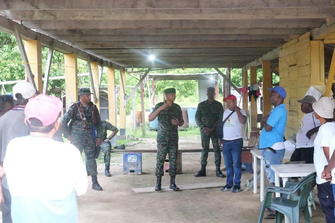 Jefe de personal de defensa, el brigadier Omar Khan, junto a pobladores de la Región Administrativa 7 de Guyana