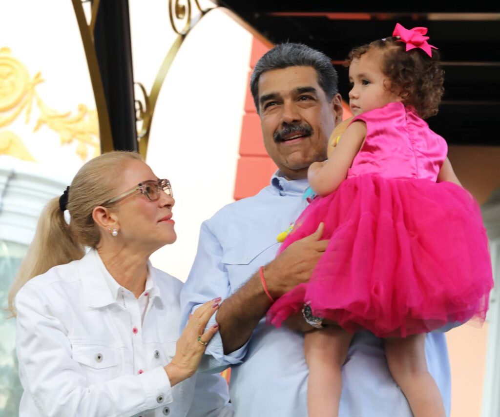 Maduro junto a Maikelys y la primera Dama, Cilia Flores