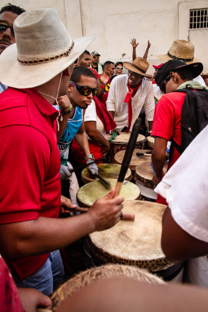Desde la población costera de Naiguatá, en el estado La Guaira, José Lobo, registró con su lente los rostros de quienes en armoniosa tradición rinden homenaje a su santo patrono con cantos, bailes y el ancestral repique de tambores.