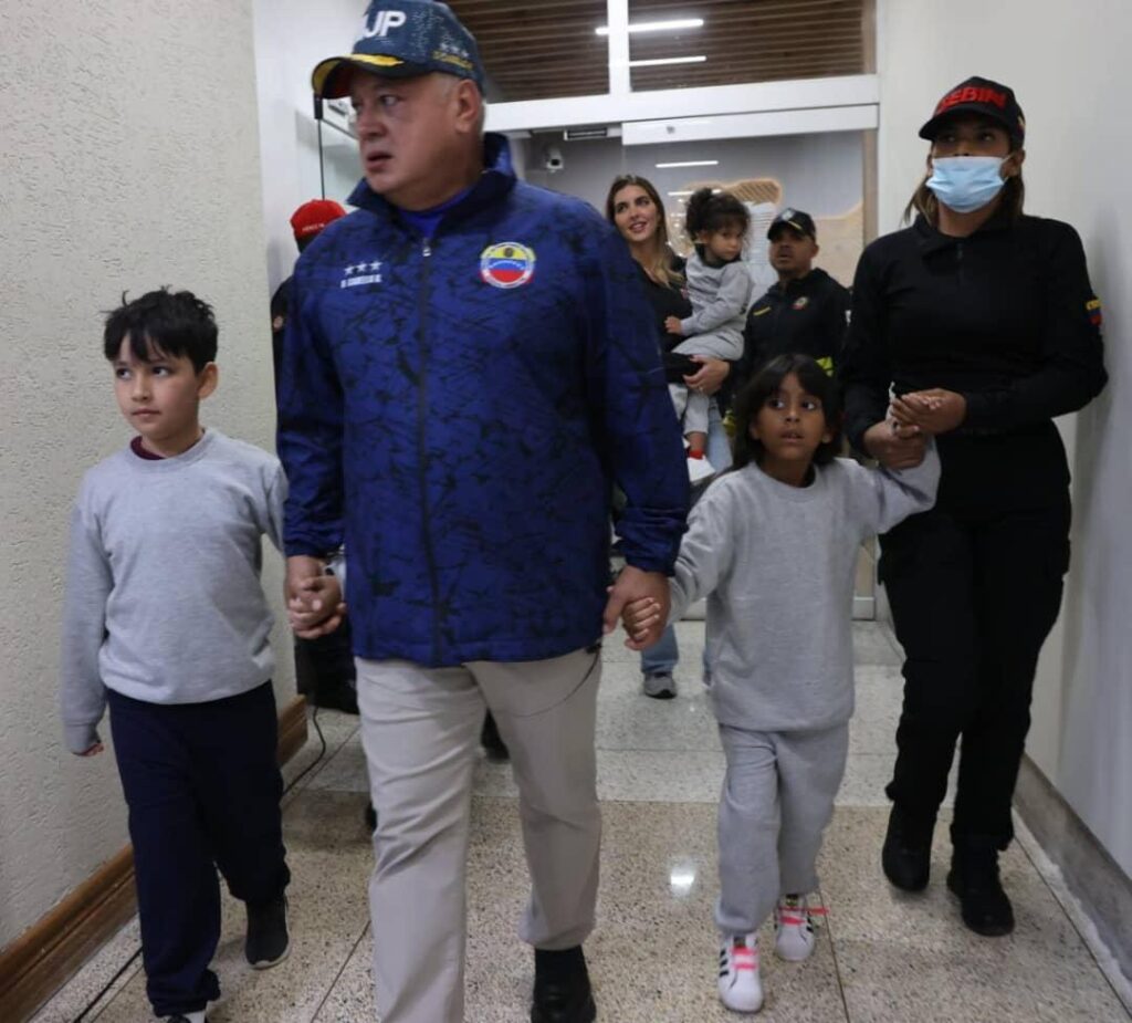 Titular sugerido: nuevo vuelo del Plan Vuelta a la Patria reafirma la promesa de reencuentro familiar: Ministro Diosdado Cabello Da la Bienvenida a Migrantes Retornados en Maiquetía