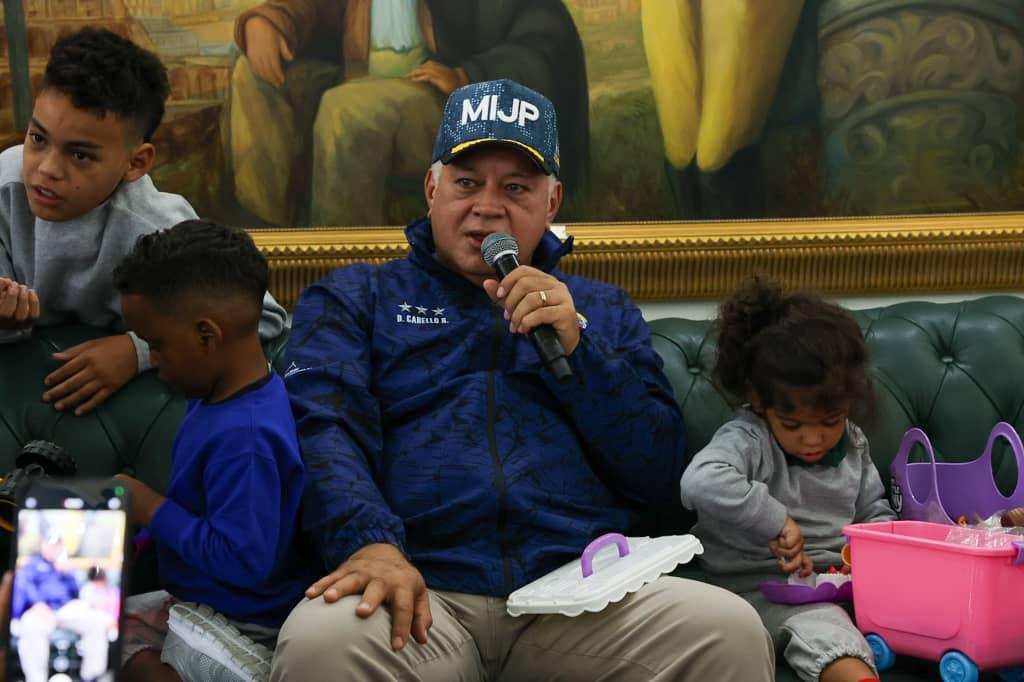Titular sugerido: nuevo vuelo del Plan Vuelta a la Patria reafirma la promesa de reencuentro familiar: Ministro Diosdado Cabello Da la Bienvenida a Migrantes Retornados en Maiquetía