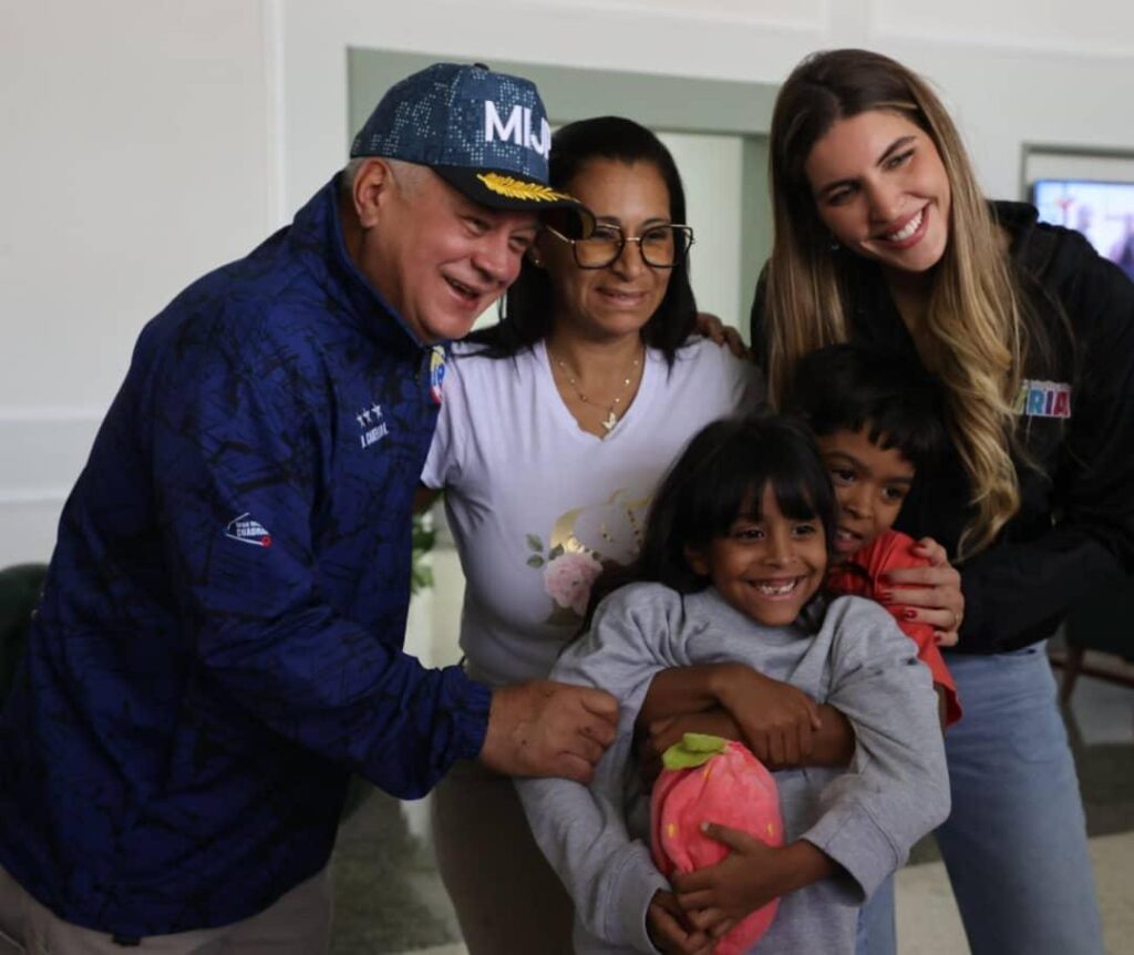 Titular sugerido: nuevo vuelo del Plan Vuelta a la Patria reafirma la promesa de reencuentro familiar: Ministro Diosdado Cabello Da la Bienvenida a Migrantes Retornados en Maiquetía