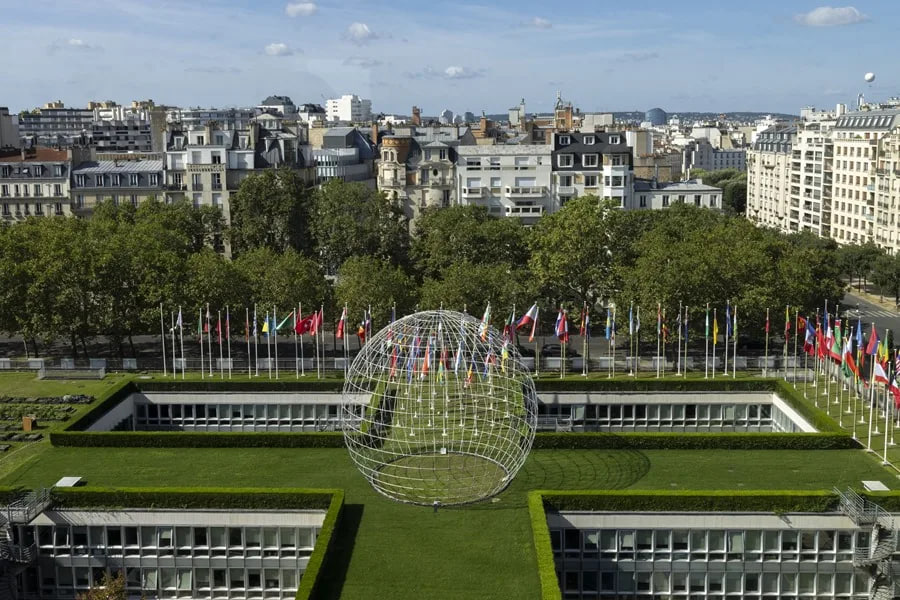 Vista del Globo Terráqueo en el Jardín de la sede de la UNESCO en París, Francia. EFE/EPA/ANDRE PAIN