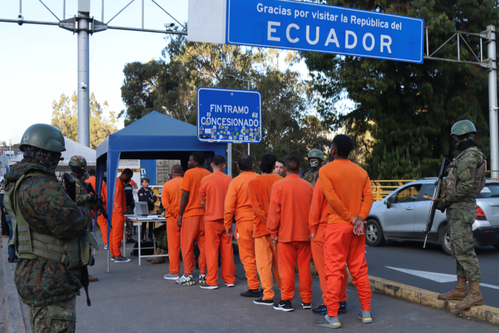 Deportación masiva de más de 450 presos desde Ecuador a Colombia