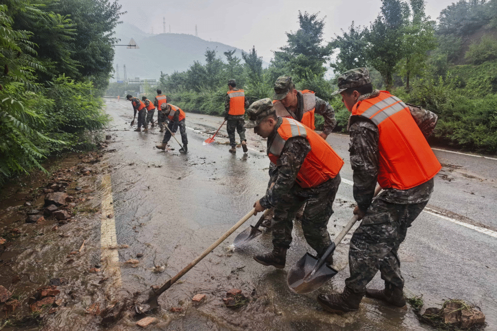 Al menos 30 muertos y 80.000 evacuados tras devastadoras inundaciones en Beijing, China