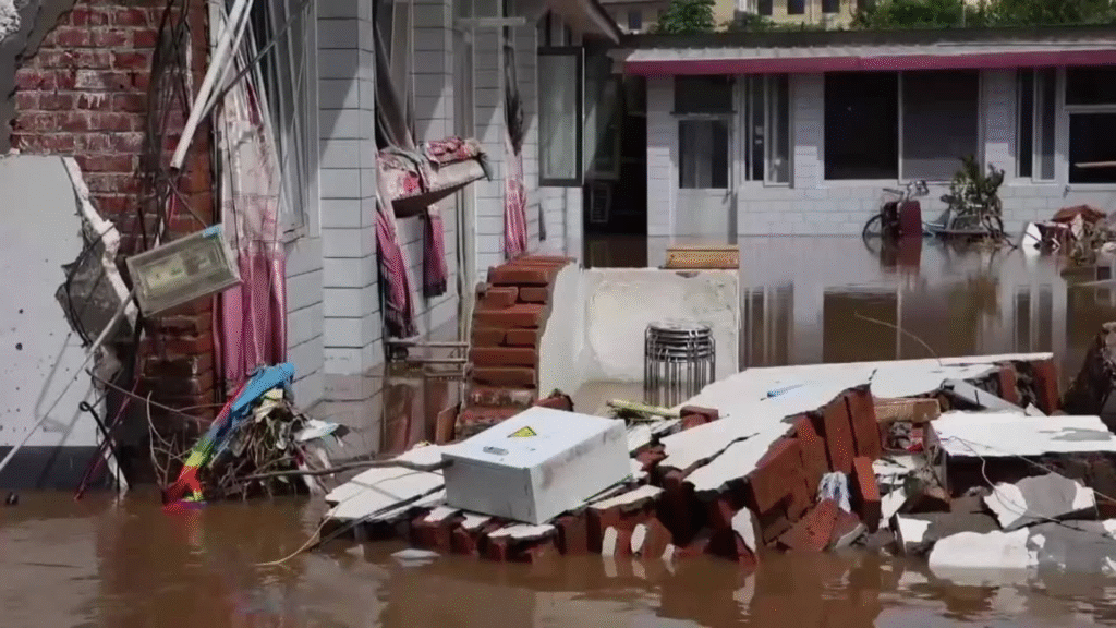 Al menos 30 muertos y 80.000 evacuados tras devastadoras inundaciones en Pekín, China