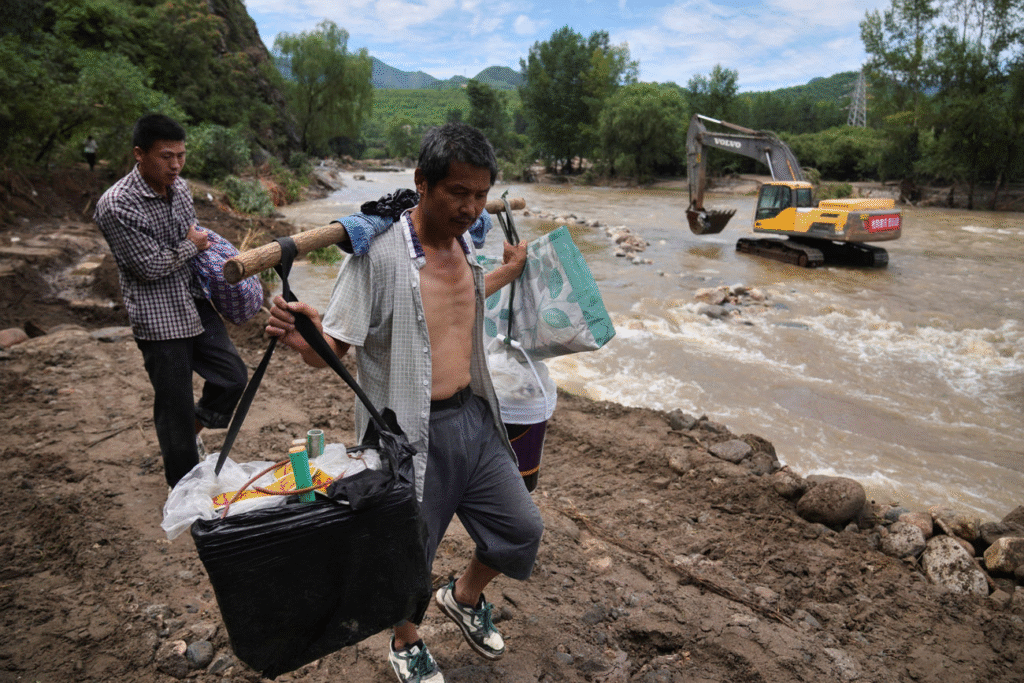 Lluvias causan inundaciones en Beijing dejan 44 muertos y 9 desaparecidos