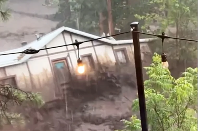 Casa arrastrada por el río Ruidoso
