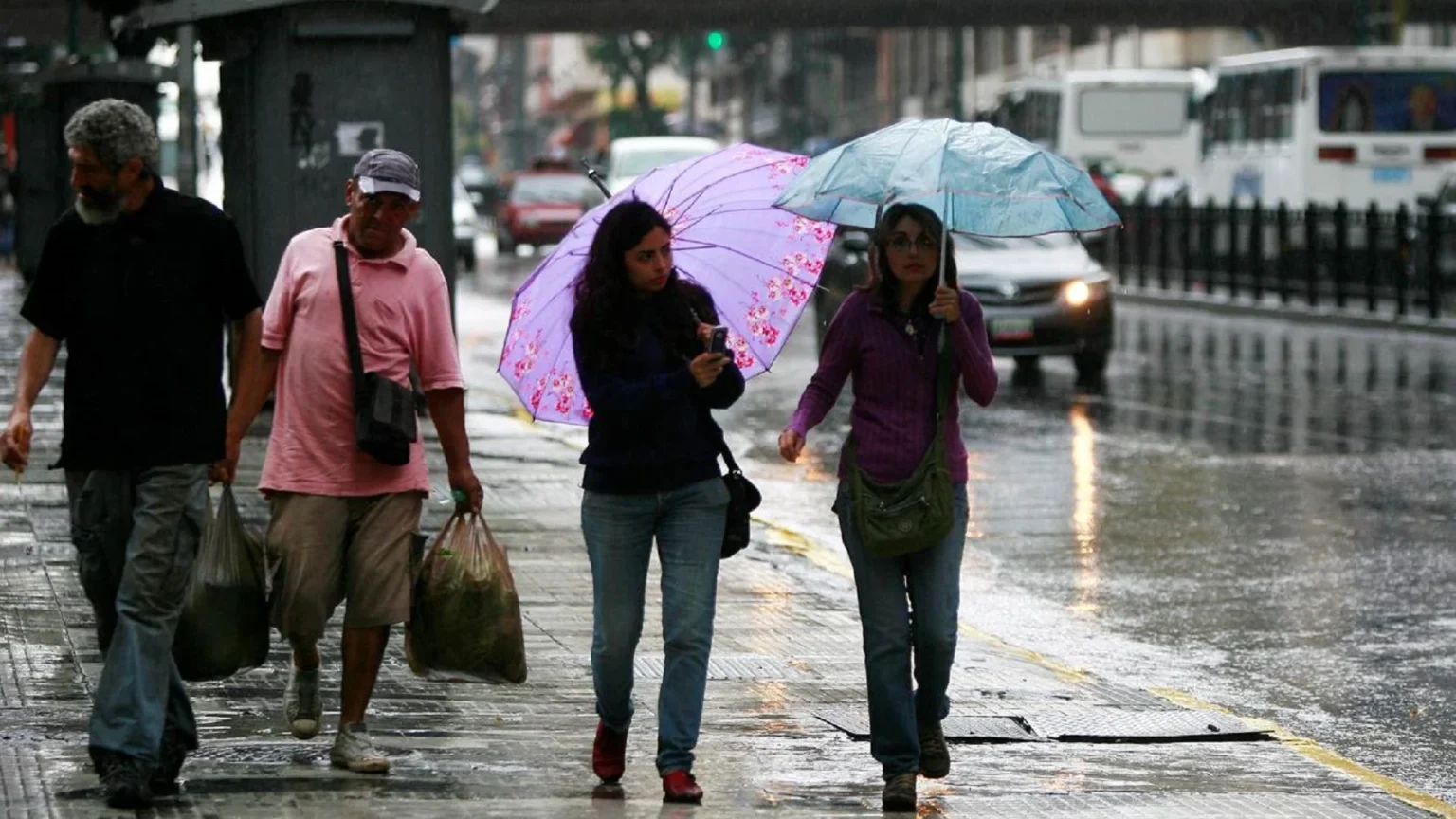 Persisten las lluvias y nubosidad en varias regiones de Venezuela, con afectaciones en municipios clave
