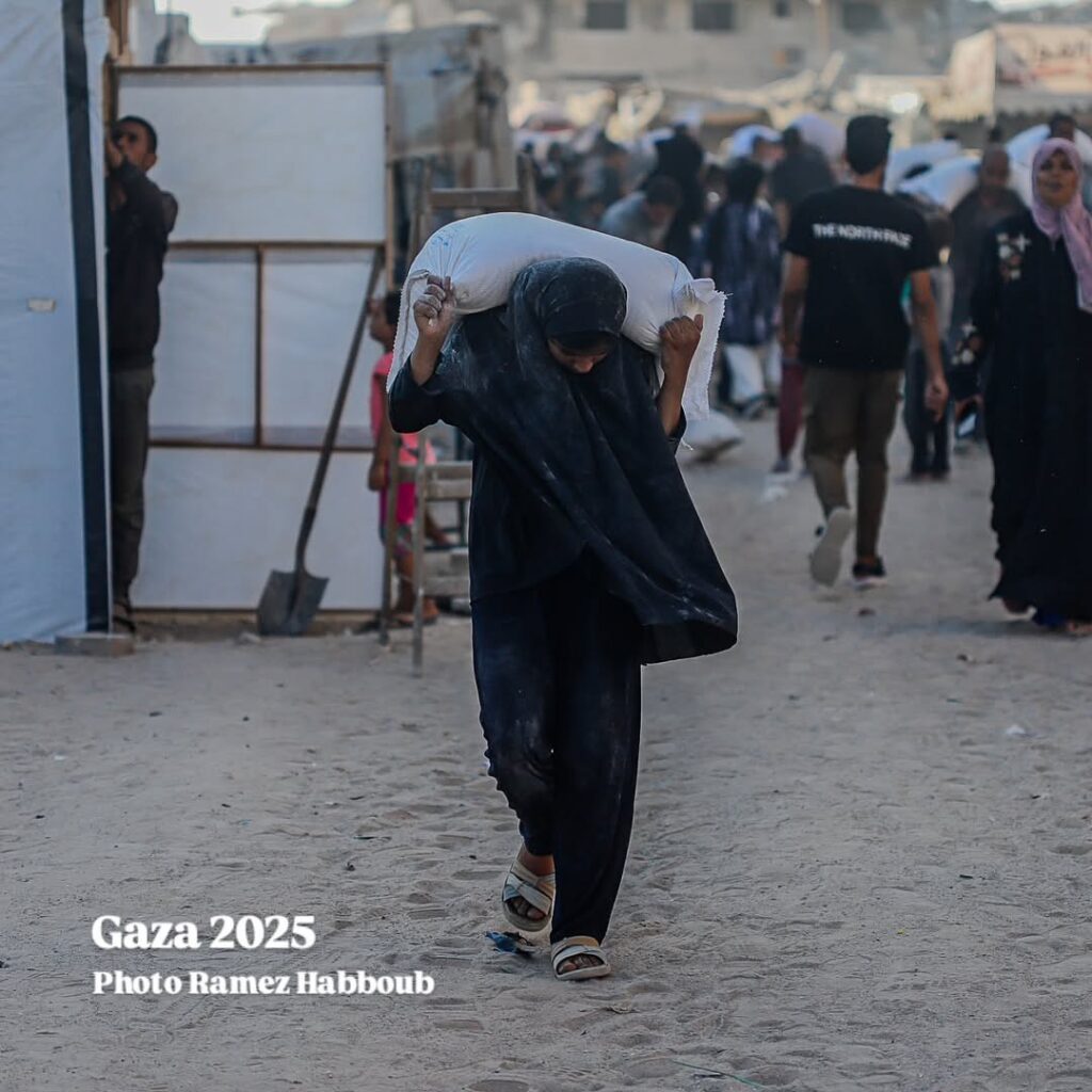 Mujeres de Gaza: Cargando Esperanza Bajo el Peso del Asedio del Régimen Sionista