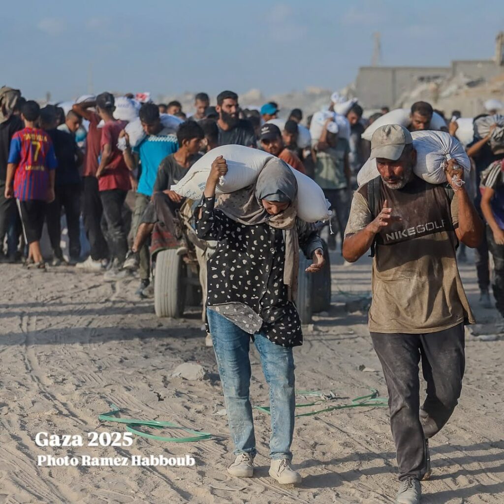 Mujeres de Gaza: Cargando Esperanza Bajo el Peso del Asedio del Régimen Sionista