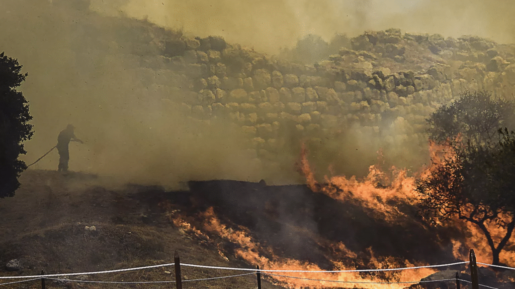 Europa bajo ataque climático: incendios forestales arrasan el oeste mientras tornados e inundaciones devastan el sur