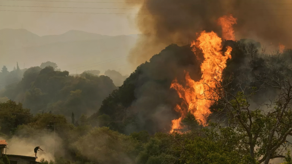 Europa bajo ataque climático: incendios forestales arrasan el oeste mientras tornados e inundaciones devastan el sur