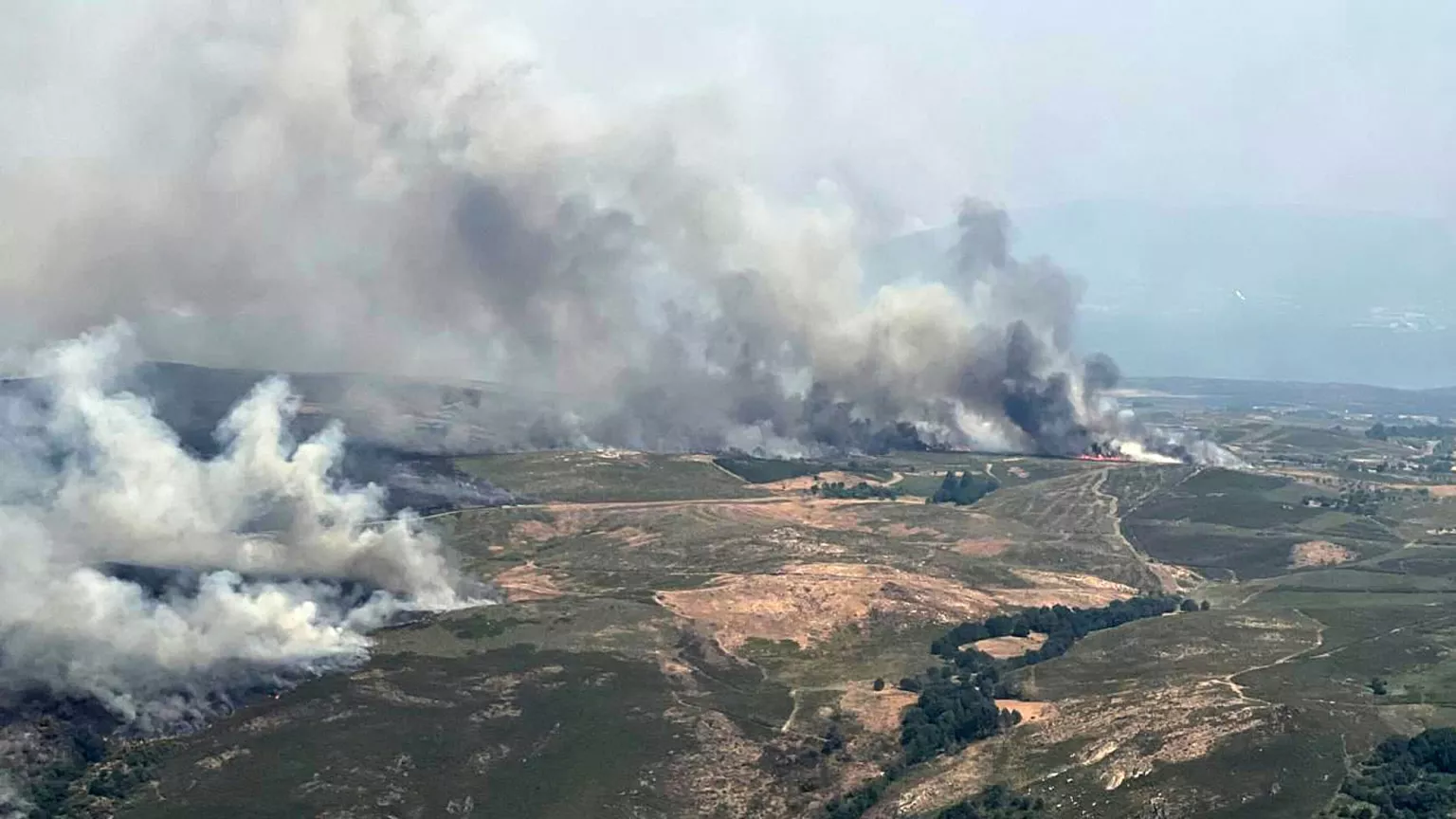Europa bajo ataque climático: incendios forestales arrasan el oeste mientras tornados e inundaciones devastan el sur