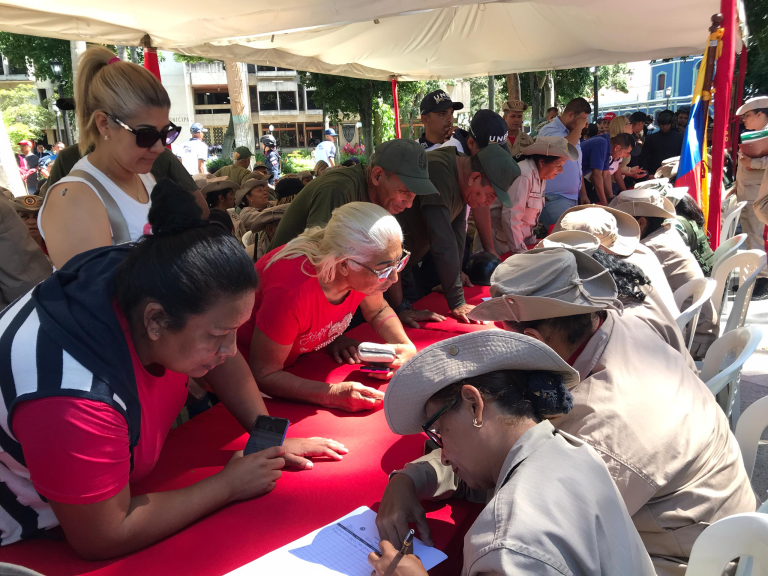 Segunda jornada masiva de alistamiento en la milicia ante amenazas de EE.UU. en el Caribe
