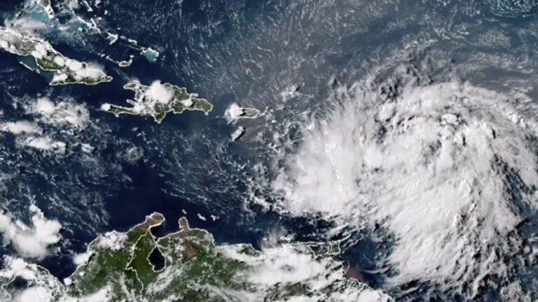 Onda tropical número 30 se acerca a Venezuela: alertas por fuertes lluvias y tormentas en varias regiones
