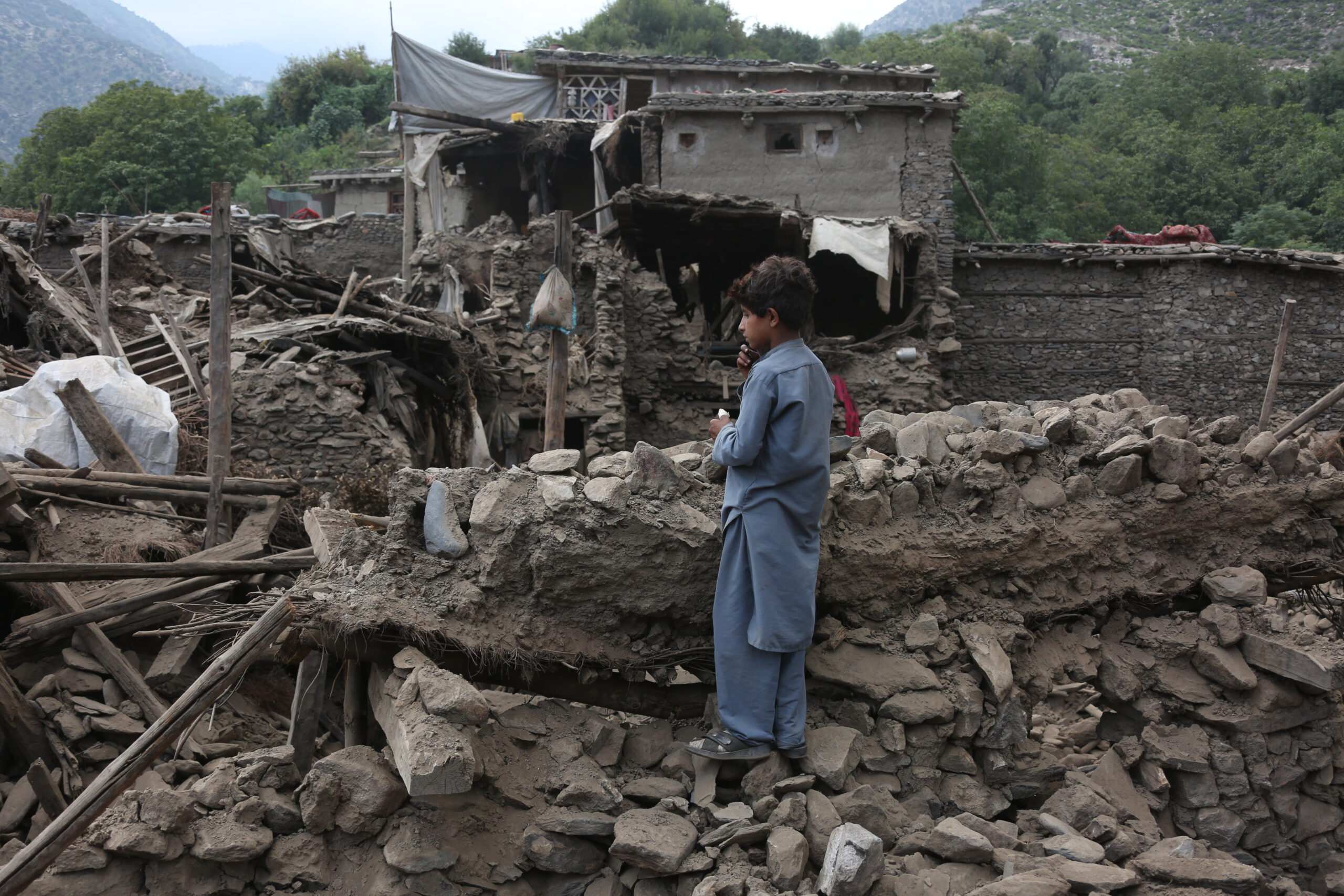 Aumentan a más de 2200 muertos por el terremoto en Afganistán Oriental