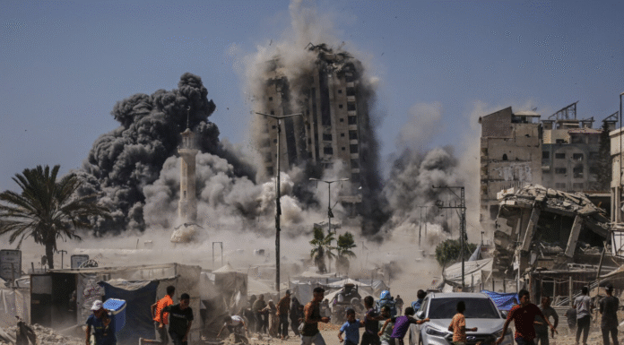 Ejército sionista y genocida israelí destruye la Torre Al-Ruya, tercer edificio residencial derrumbado en Gaza