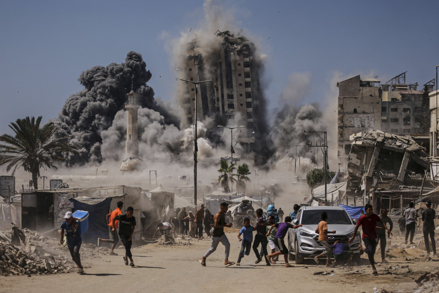 Ejército sionista y genocida israelí destruye la Torre Al-Ruya, tercer edificio residencial derrumbado en Gaza