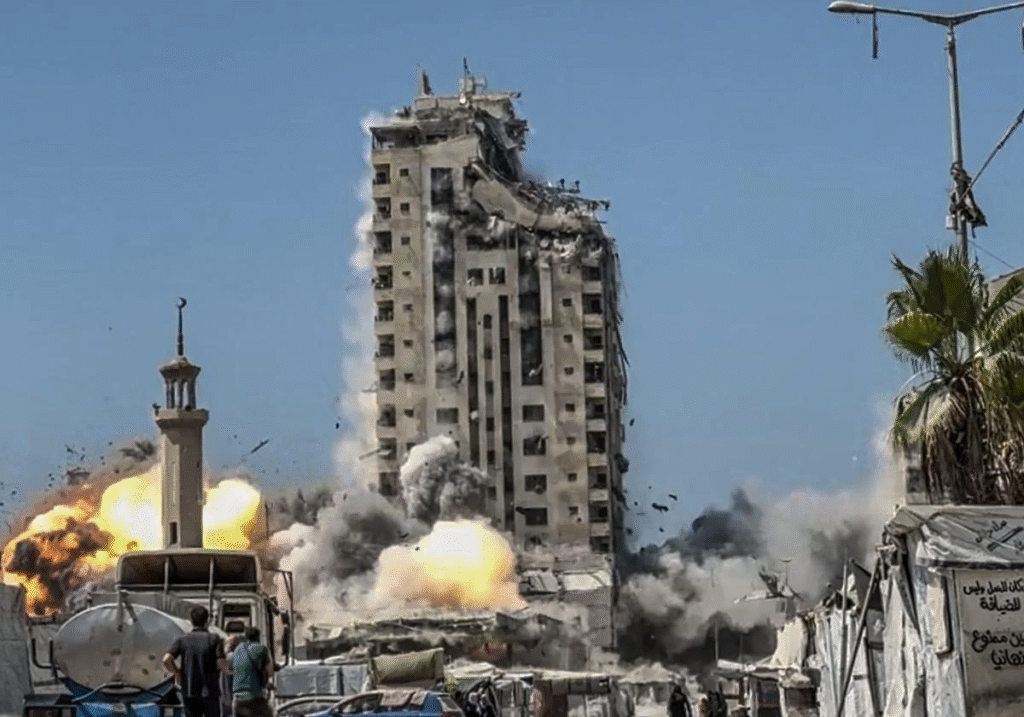 Ejército sionista y genocida israelí destruye la Torre Al-Ruya, edificio residencial en Gaza