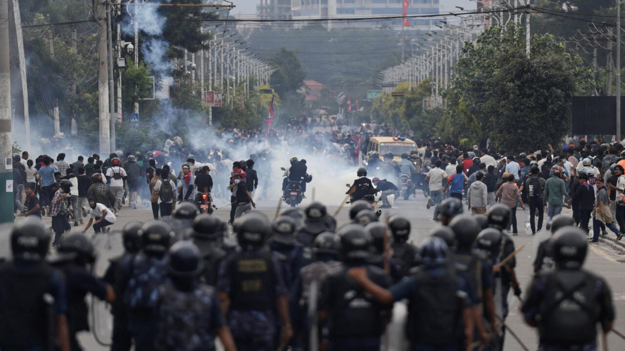 Nepal bajo toque de queda: el Ejército asumirá el control del orden público en medio de protestas mortales