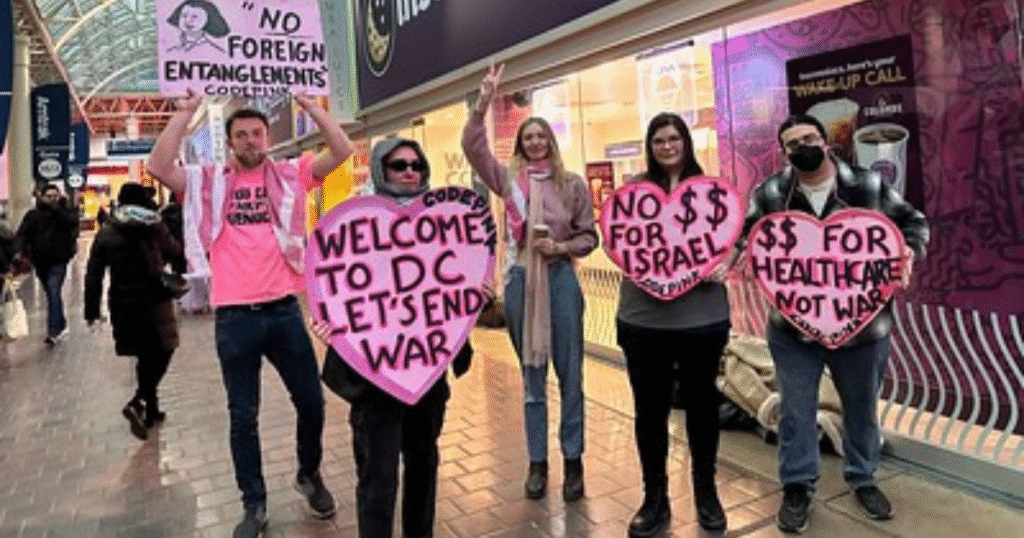 CODEPINK confronta a Trump y sus aliados durante una cena privada 