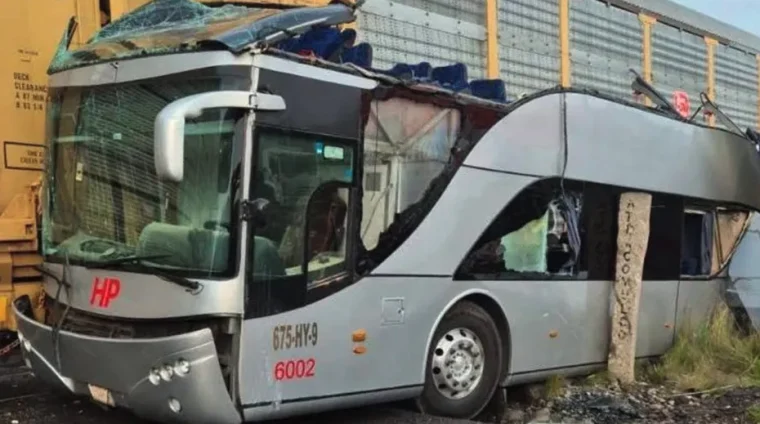 Tragedia en Atlacomulco - México: Un tren arrolla autobús y deja 10 muertos y más de 50 heridos