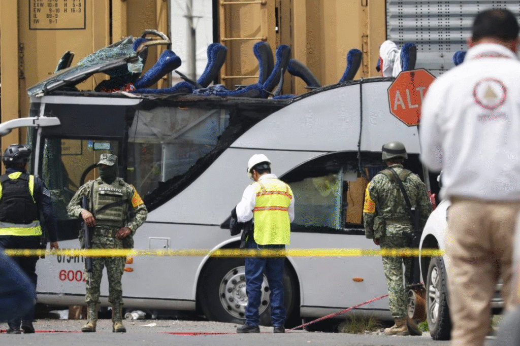 Tragedia en Atlacomulco - México: Un tren arrolla autobús y deja 10 muertos y más de 50 heridos