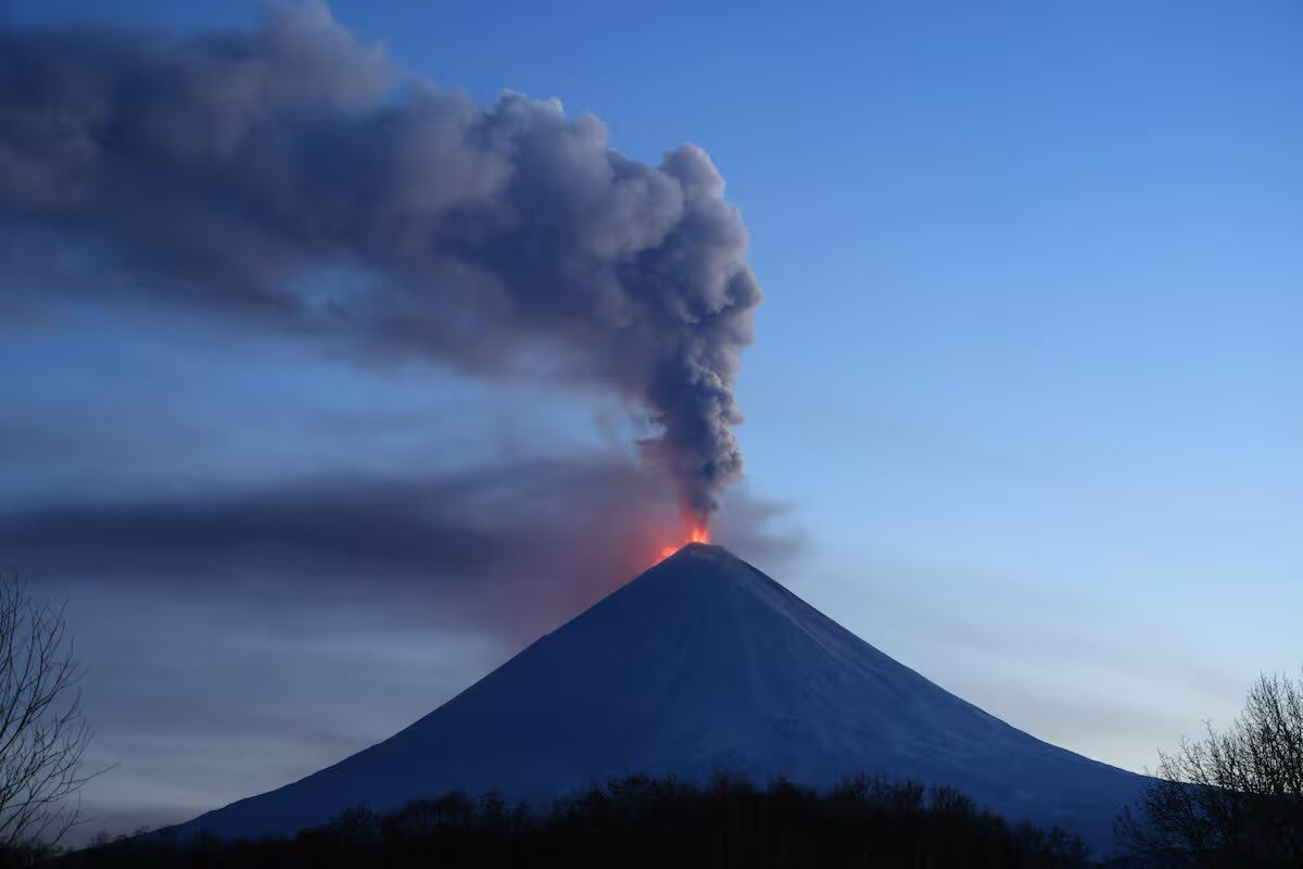 Histórica erupción del Volcán Shiveluch: arroja cenizas de hasta 4.500 metros