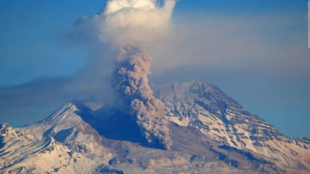 Histórica erupción del Volcán Shiveluch: arroja cenizas de hasta 4.500 metros