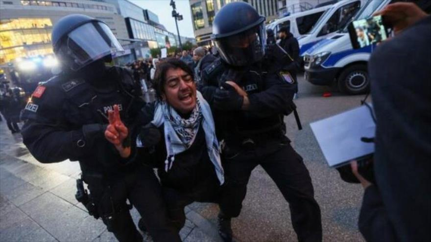 Miles en Berlín exigen fin del genocidio en Gaza en una protesta marcada por la tensión y la represión policial