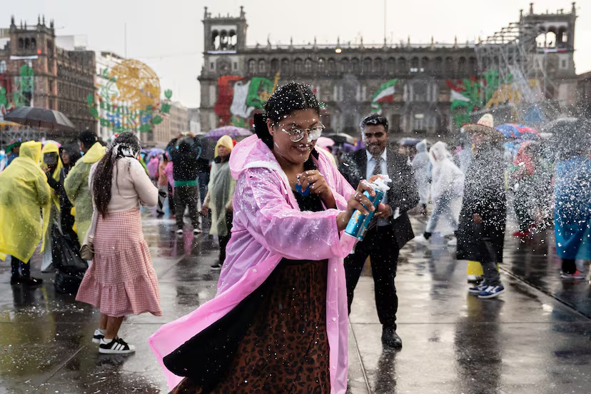 Claudia Sheinbaum hace historia: Primera mujer en dar el Grito de Independencia en México
