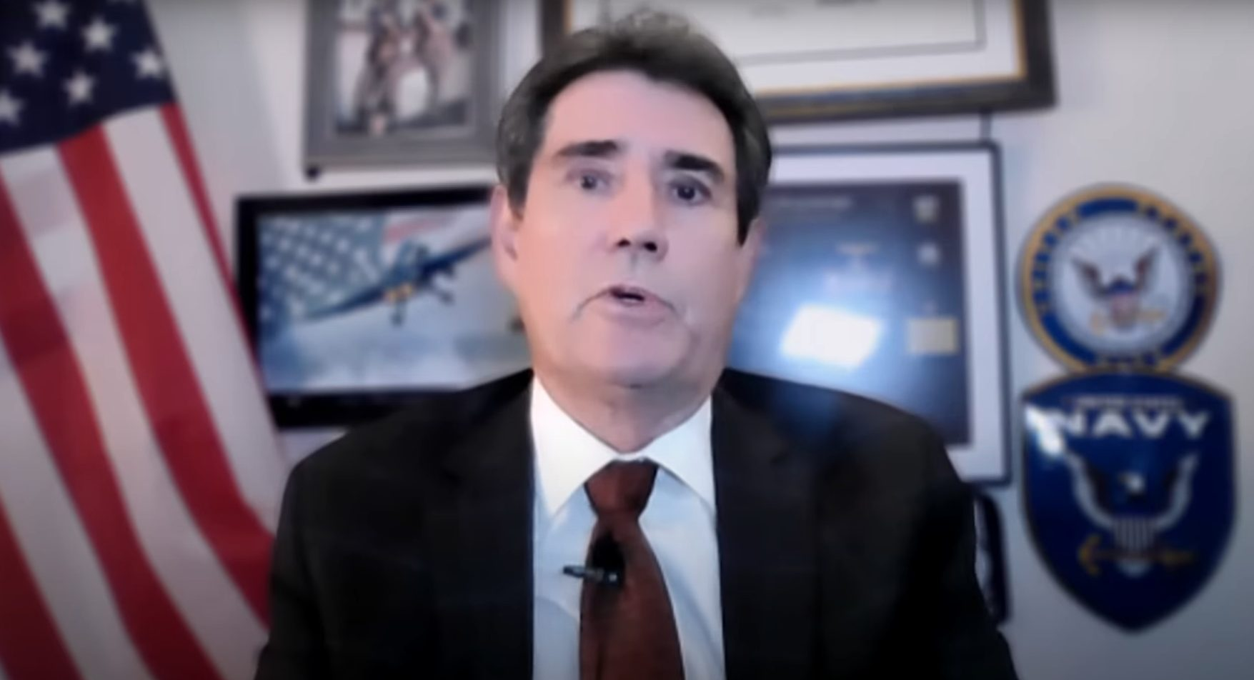 Exasesor de Trump, Luis Quiñones, corta llamada en vivo al ser cuestionado sobre falsas teorías del narcotráfico en el Caribe