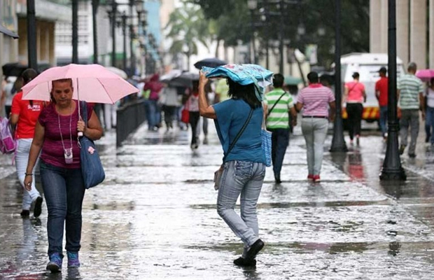 Lluvias y tormentas eléctricas afectan varias regiones de Venezuela, mientras el resto del país mantiene nubosidad parcial