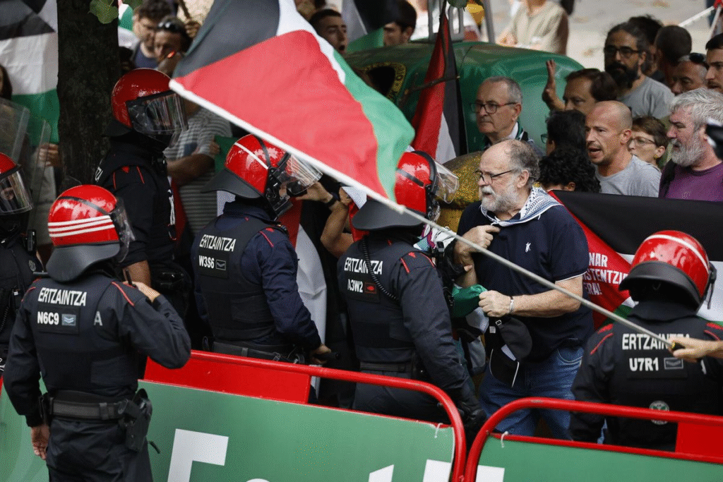 Protestas pro Palestina paralizan la Vuelta a España en Bilbao en rechazo al equipo israelí Premier Tech