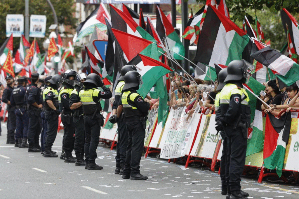 Protestas pro Palestina paralizan la Vuelta a España en Bilbao en rechazo al equipo israelí Premier Tech