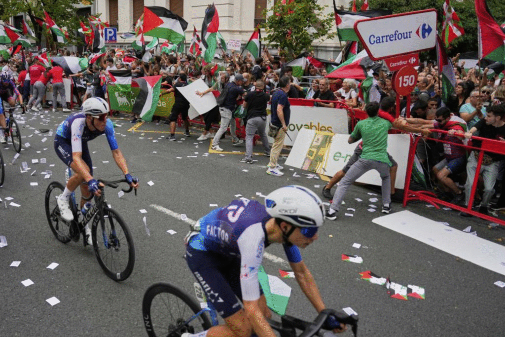 Protestas pro Palestina paralizan la Vuelta a España en Bilbao en rechazo al equipo israelí Premier Tech