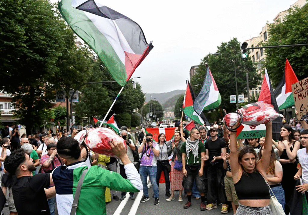 Protestas pro Palestina paralizan la Vuelta a España en Bilbao en rechazo al equipo israelí Premier Tech