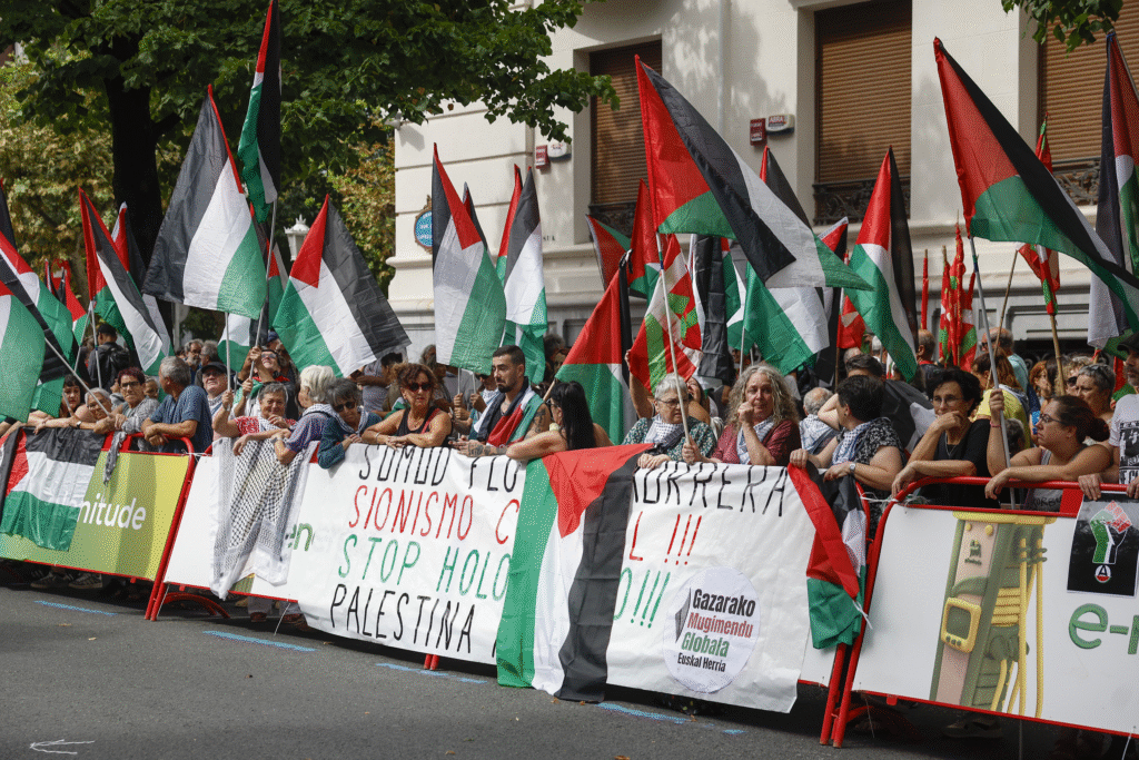 Protestas pro Palestina paralizan la Vuelta a España en Bilbao en rechazo al equipo israelí Premier Tech