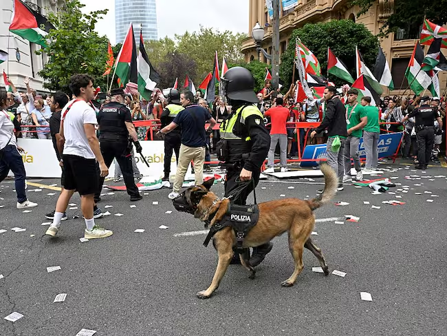 Protestas pro Palestina paralizan la Vuelta a España en Bilbao en rechazo al equipo israelí Premier Tech