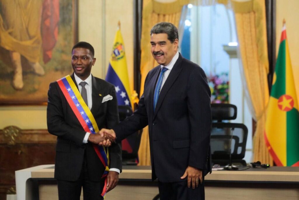 Primer Ministro de Granada, Dickon Mitchell, junto al Presidente constitucional de la República Bolivariana de Venezuela, Nicolás Maduro Moros, en Miraflores, caracas, Venezuela.