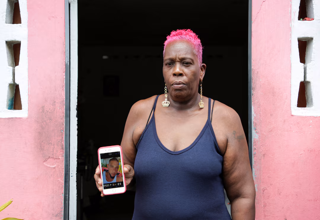 Madre de Chad Joseph sostiene la imagen de su hijo, asesinado por Estados Unidos en aguas territoriales