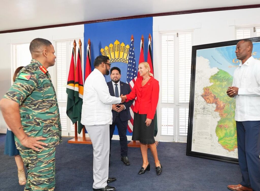 Embajadora de Estados Unidos Nicole Theriot reunida con el presidente Irfaan Ali y el jefe de las Fuerzas de Defensa de Guyana, Omar Khan