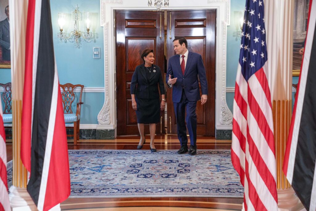 La primera ministra de Trinidad y Tobago, se reunió en Washington con el Secretario de Estado de los Estados Unidos, Marco Rubio, en el contexto de los ataques cinéticos en el Caribe.